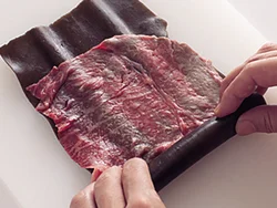 昆布とほぼ同じ幅になるように肉を広げ、端からくるくると巻いていく。きつめに巻くとくずれにくい。