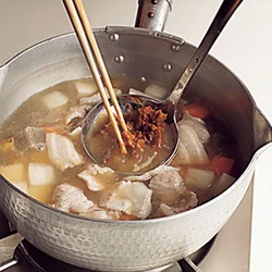 みそは長く煮ると風味が損なわれるので、野菜を煮るときと、仕上げの2回に分けて加える。