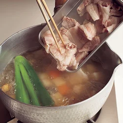 豚肉や野菜をさっと湯にくぐらせておくことで、素材のうまみがグンと引き立ち、だし汁で煮なくてもおいしい豚汁に仕上がる。豚肉は長く煮すぎるとパサつくので、野菜がある程度やわらかくなってから加えて軽く煮て。