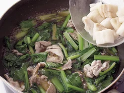 麩は水でもどしてから加えると、味もよくしみこみ、ふんわりとした食感に仕上がる。