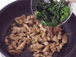 ほうれん草は下ゆでしたものを加えると、水っぽくならず、食感も残って色よく仕上がる。