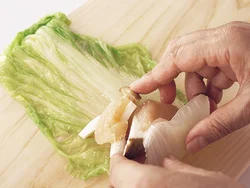 ゆでた白菜の手前に、とり肉とエリンギを置いてくるくると巻く。とり肉にしっかり下味をつけておくと味がぼやけない。