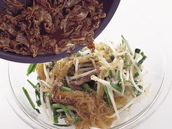 炒めた牛肉が熱いうちにボウルに加えて混ぜると、野菜にもしっかり味がからむ。