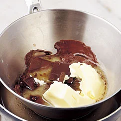チョコやバターの湯せんもフライパンで。