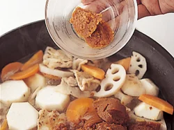 ドミグラスソースにみそを混ぜるとコクがアップする。根菜との相性もよい。