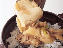 ご飯に焼きのりを混ぜると風味が増し、肉豆腐との味なじみもよくなる。