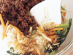 炒めた野菜とひき肉をご飯としっかり混ぜ、全体に味をなじませる。