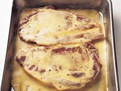 ヨーグルトとしょうゆを混ぜたたれに肉を漬けるとやわらかくなる。
