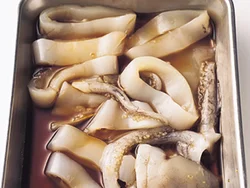 いかは味がつきにくいので、下味に漬けてから調理する。