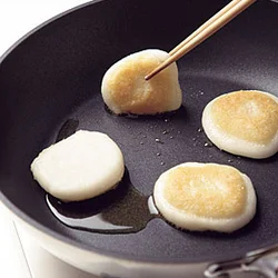 もちは片面をフライパンで焼き色がつくまで焼くと、こうばしさがアップ。