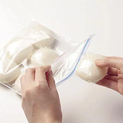 【保存するときは】
すぐに食べない場合は、もちについた片栗粉をはたいて落とし、1個ずつラップをかけて冷凍用保存袋に入れて冷凍する。約2カ月間保存できる。