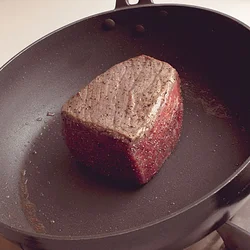まず、牛肉の表面を強火で焼きつけてうまみを閉じ込める。このときは中まで火を通さず、表面だけ焼ければよい。