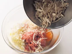 もやしを加えることで食感をよくし、ボリュームもアップ。練るときに折れても大丈夫。