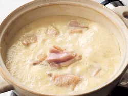 煮汁とともに、最初からとり肉を入れて火にかけ、とりのだしが出るようにする。