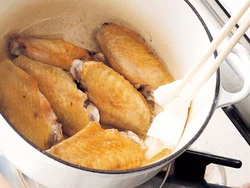 手羽中はこんがり焼くと脂が出てくるので、ペーパータオルで軽くふいてから根菜を加える。