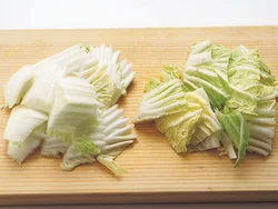白菜の軸はかたいのでそぎ切りにして火の通りをよくする。残りのやわらかい部分はざく切りに。