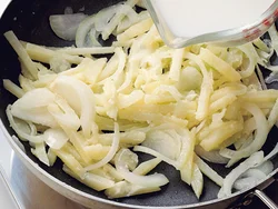 小麦粉を加えてよく炒め、粉っぽさがなくなり、野菜になじんでから牛乳を加えるとだまにならない。