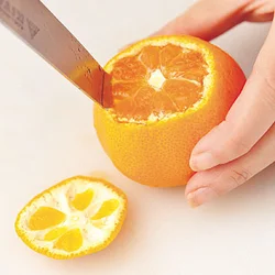 みかんの皮と果肉の間に切り目を入れる際、皮を破かないように。