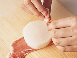 豚肉は２枚重ねてボリュームアップ。大根はあらかじめ加熱しておくと、味がしみやすい。