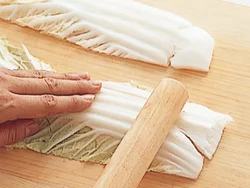 白菜は、かたい軸に火が通りやすいように、めん棒で軽くたたいてつぶしておく。