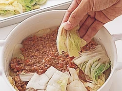電子レンジで加熱した白菜と、ミートソースをまんべんなく広げて、交互に重ねる。