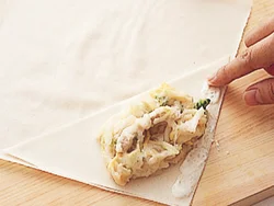 春巻きの皮をニ重にしてからあんをのせて、包む。こうすると、揚げるときに、油がはねにくい。