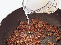 大根の味わいを生かすため、大根おろしの汁を加えて麻婆豆腐のあんを作る。
