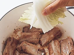 スペアリブはこうばしく焼きつけると風味がよくなり、そのうまみを吸って白菜もおいしくなる。