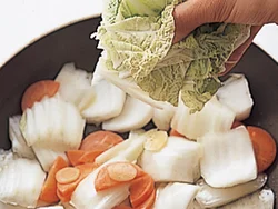 白菜の軸がしんなりしたら葉を加え、さっと炒めるときれいな緑色が残る。