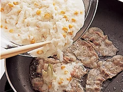 生地に小麦粉と片栗粉を多めに混ぜることで、表面はカリッ、中はモチッとした食感に焼き上がる。