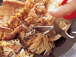 大きなまま焼いて皿に盛った白菜は、キッチンばさみを使うと簡単に切れる。