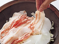水分が出やすい白菜を鍋のいちばん下に敷き、大根、豚肉の順に繰り返し重ねていく。