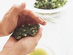 大根の葉は水分が多いので、塩もみをしてしっかり水けを絞ってから、炒める。