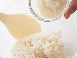 大根は塩もみをして、塩味をつけ、しっかり水けを絞ってから、ご飯に混ぜる。