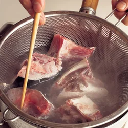 ぶりのあらは、さっと湯にくぐらせ、表面の色が白くなったら冷水にとる。このひと手間で、汚れや臭みがとれ、うまみが引き立つ。