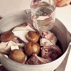 煮汁に加える酒は、水と同量。煮立てることで、アルコール分とともに魚の生臭さがとび、魚のうまみが引き立つ。