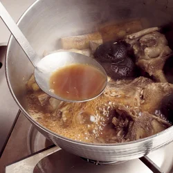煮汁を煮立てることで、ぶりの生臭みがとび、うまみはとじ込められる。煮汁には水に比べて蒸発しやすい酒を多く加える。こうすると短時間で煮汁が煮詰まるので、煮くずれしにくくなり、しっかり味の煮汁が魚にからむ。