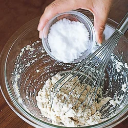 豆腐は水きりをしないでそのまま泡立て器でよくつぶし、砂糖を加える。多少ぶつぶつ残っていてもよい。
