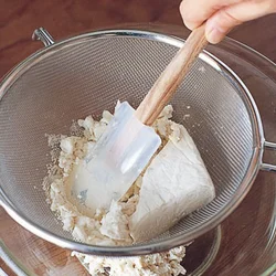 豆腐はざるでこすと、舌ざわりがなめらかになり、ほかの材料と混ざりやすい。
