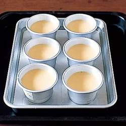 プリン型の1/3くらいの高さまで湯を張って焼くと、火の当たりがやわらかくなり、なめらかに仕上がる。