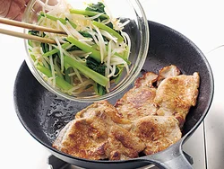 野菜は炒めていったん取り出し、あとから戻し入れると、しゃきしゃきの歯ごたえが残っておいしい。