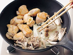 とり肉に焼き色がついたら、肉を端に寄せて、あいたところで野菜を炒めると肉汁がなじんでおいしくなる。