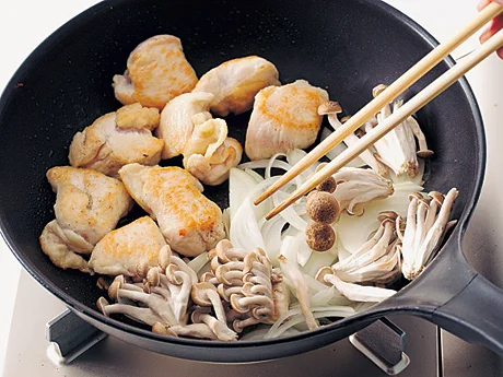 とり肉に焼き色がついたら、肉を端に寄せて、あいたところで野菜を炒めると肉汁がなじんでおいしくなる。