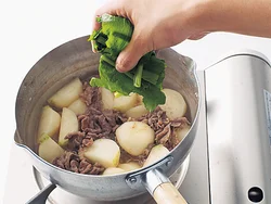 かぶの葉は加えたあとさっと煮て、歯ごたえを残し、彩りよく仕上げる。