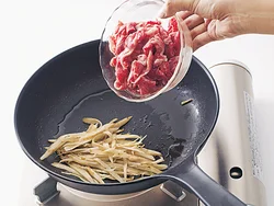 火の通りにくいごぼうを炒めたあと、あいたところに牛肉を加えて炒める。