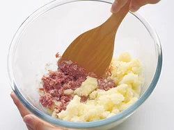 じゃがいもが熱いうちにコンビーフを加えて混ぜると、なじみやすい。