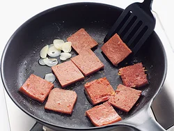 ランチョンミートは、フライパンでこんがり焼くと、こうばしさとうまみがアップする。