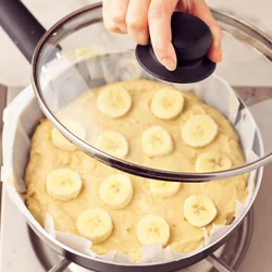 オーブン用ペーパーを敷いて火の当たりを弱くし、蒸し焼きに