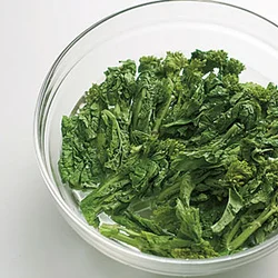 菜の花は水に放してシャキッとさせると、みずみずしくなり、扱いやすくなる。