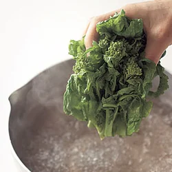 沸騰させた湯に、かたい根元からゆっくり入れると、均一にゆでられる。
